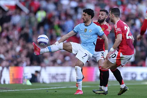 مدافع مانشستر سيتي: مرموش كان يقاتل على كل كرة أمام يونايتد